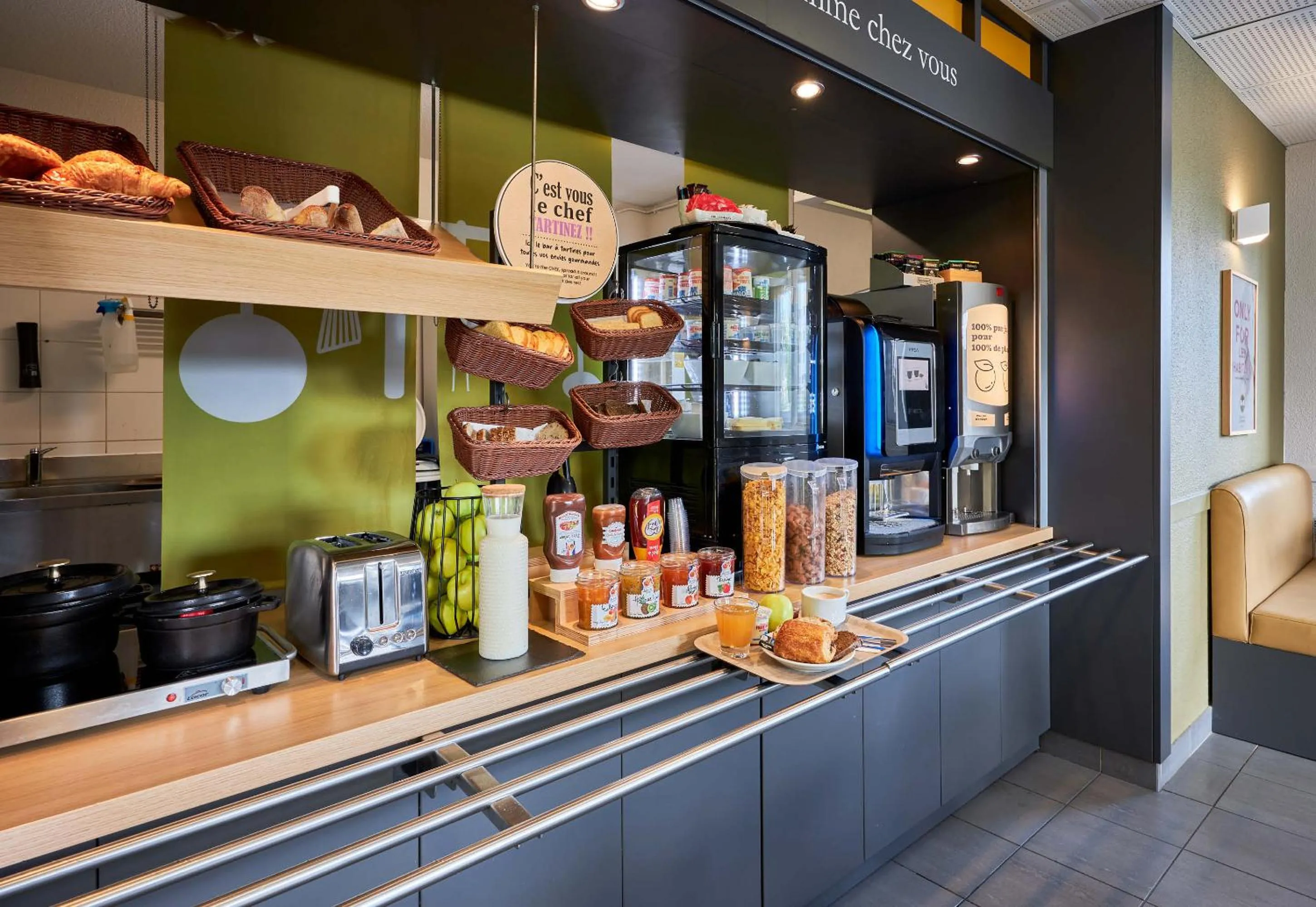 Breakfast in B&B HOTEL Caen Mémorial