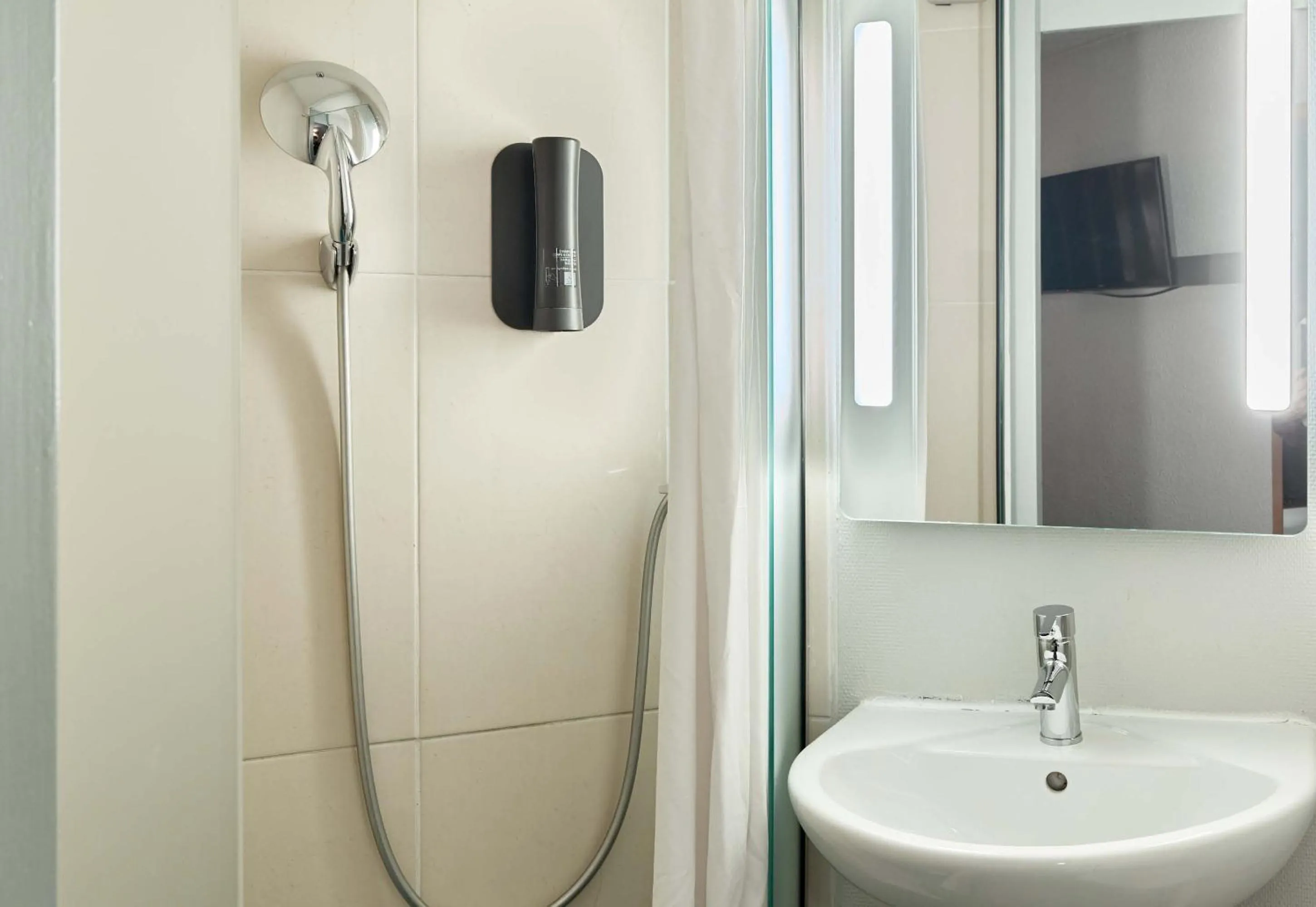 Bathroom in B&B HOTEL Paris Nord Villepinte