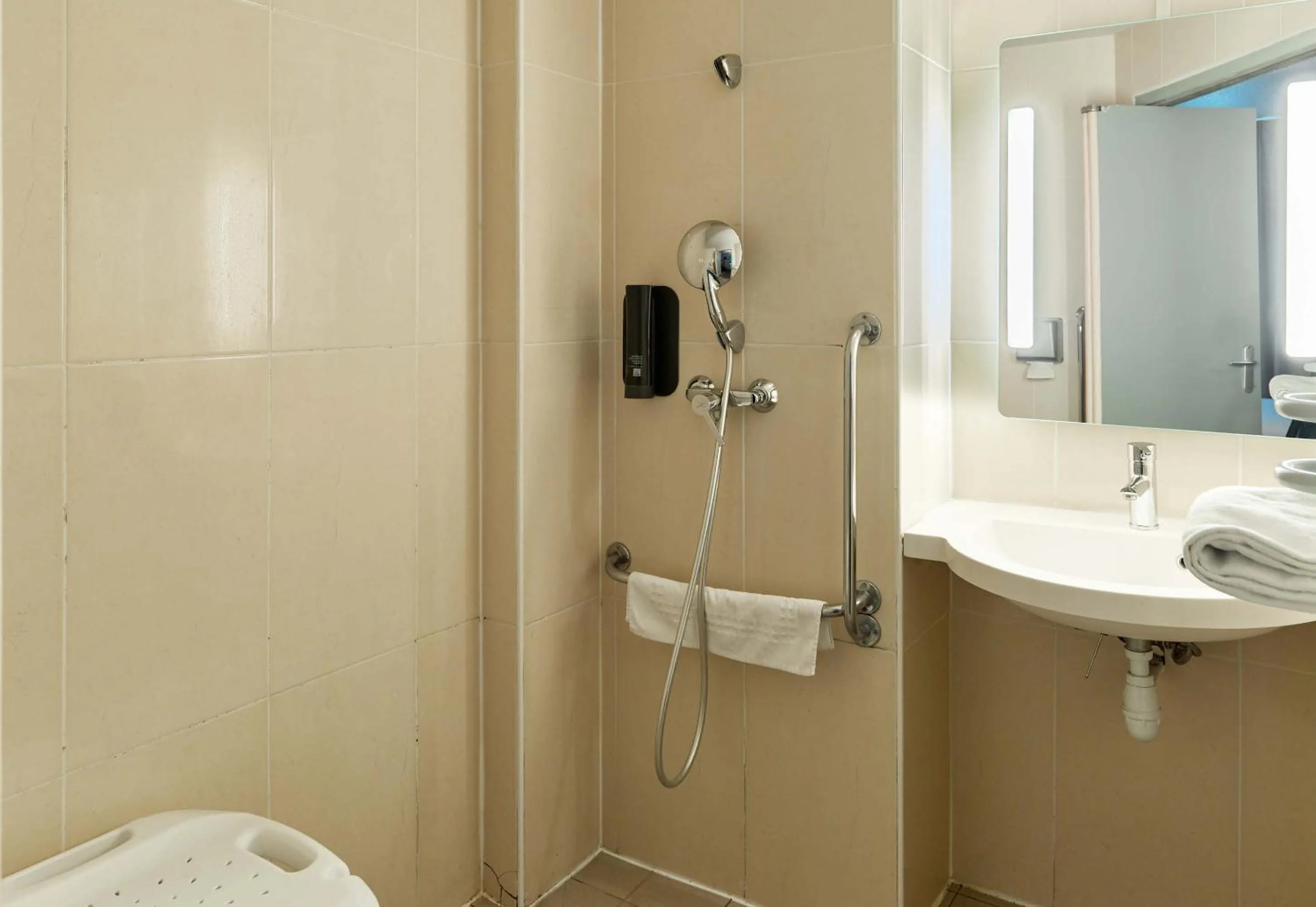 Bathroom in B&B HOTEL Paris Nord Villepinte