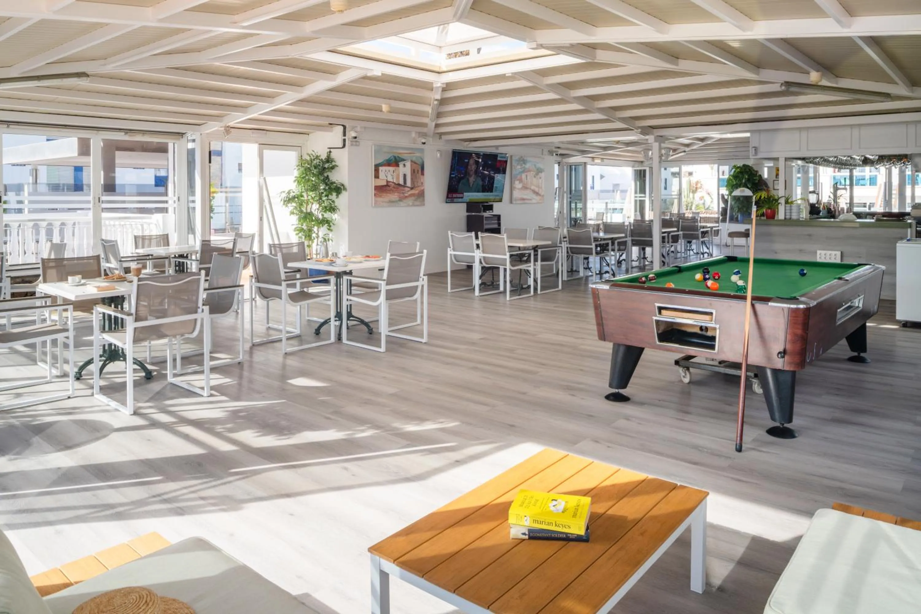 Communal lounge/ TV room in Suite Hotel Montana Club