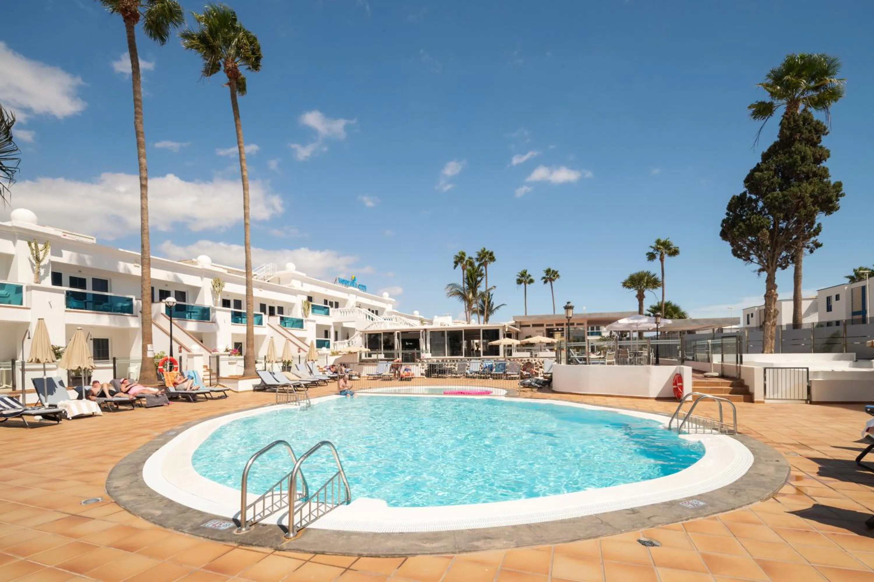 Property building in Suite Hotel Montana Club