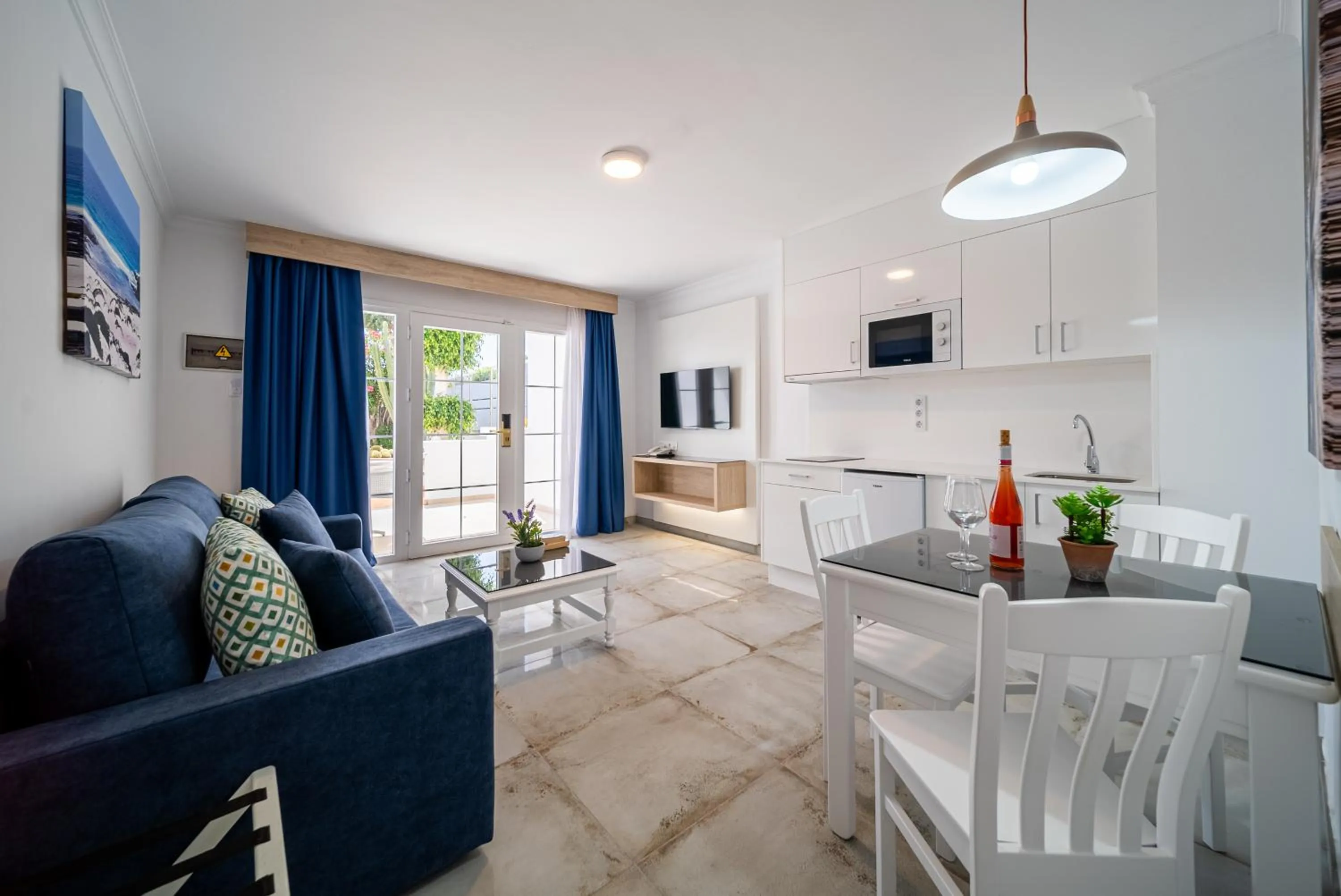 TV and multimedia in Suite Hotel Montana Club