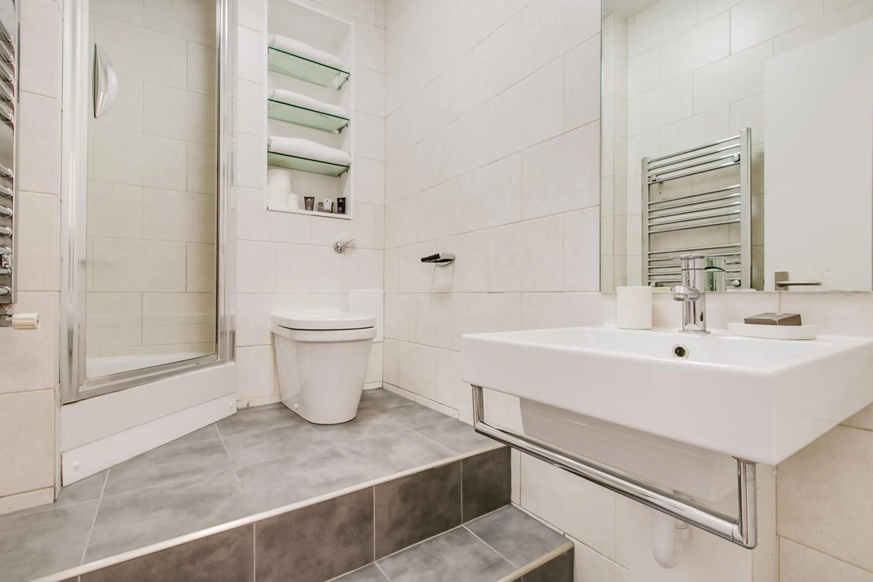 Shower in Chiltern Street Serviced Apartments - Marylebone