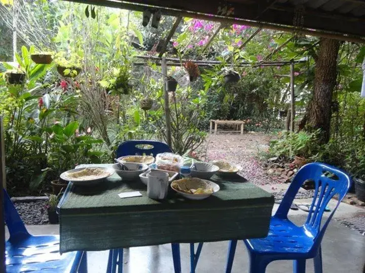 Double or Twin Room with Bathroom - single occupancy in Grandma's Home Sangkhlaburi Double or Twin Room with Bathroom - single occupancy in Grandma's Home Sangkhlaburi