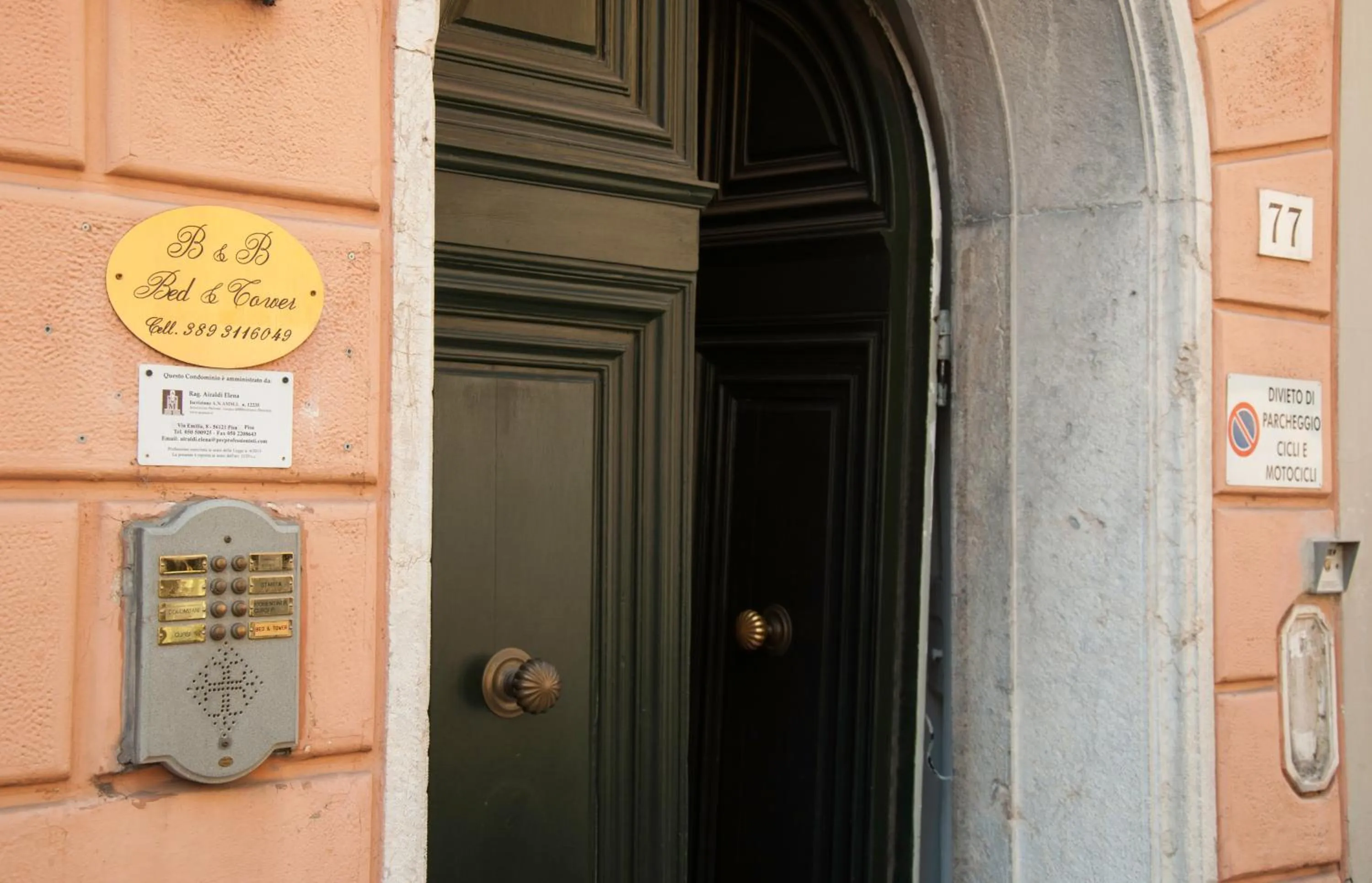 Facade/entrance in Bed & Tower