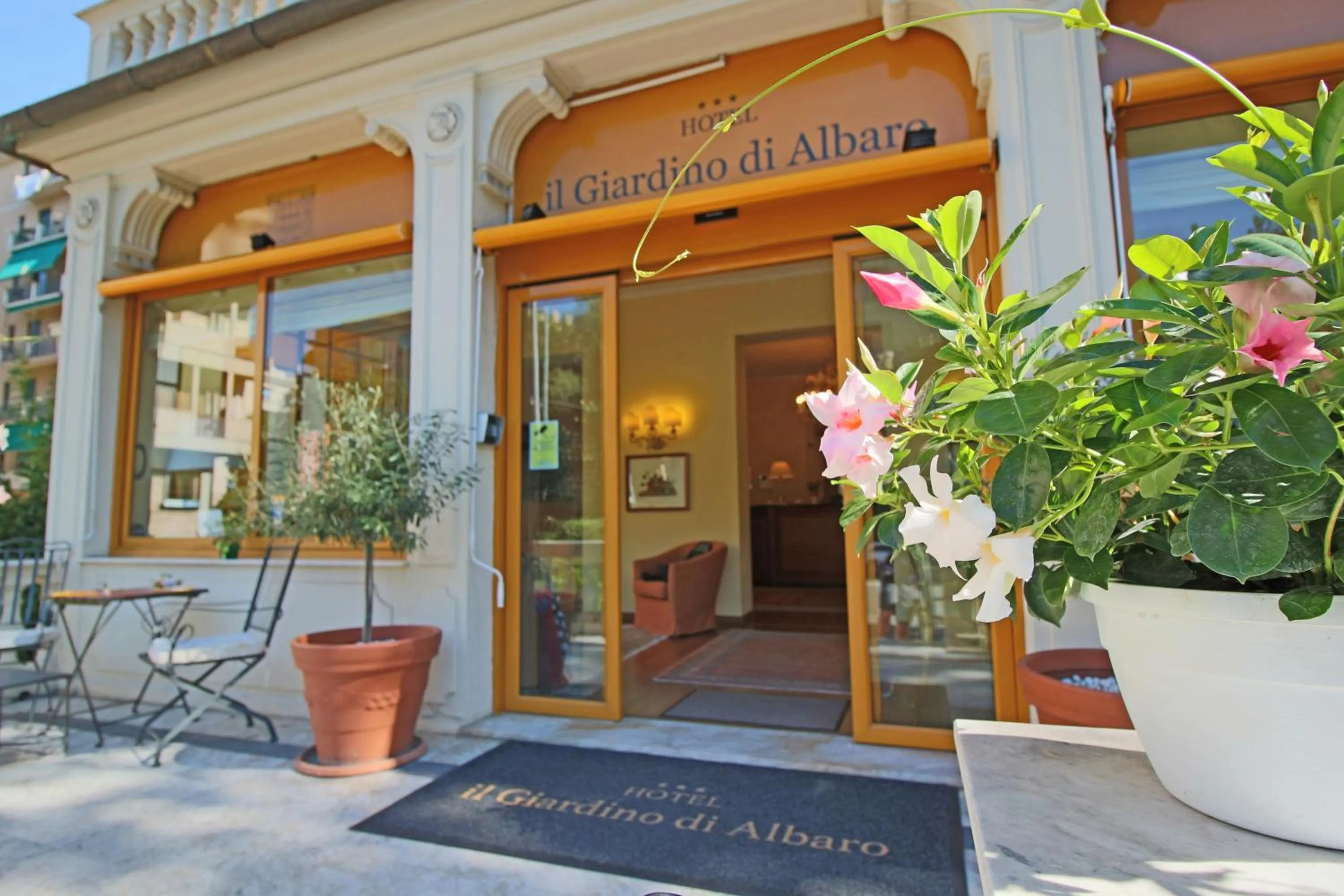 Facade/entrance in Il Giardino Di Albaro