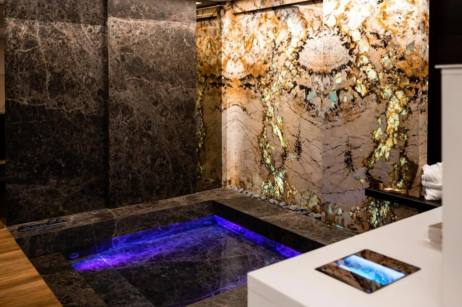 Hot Tub in Hotel Orizzonte