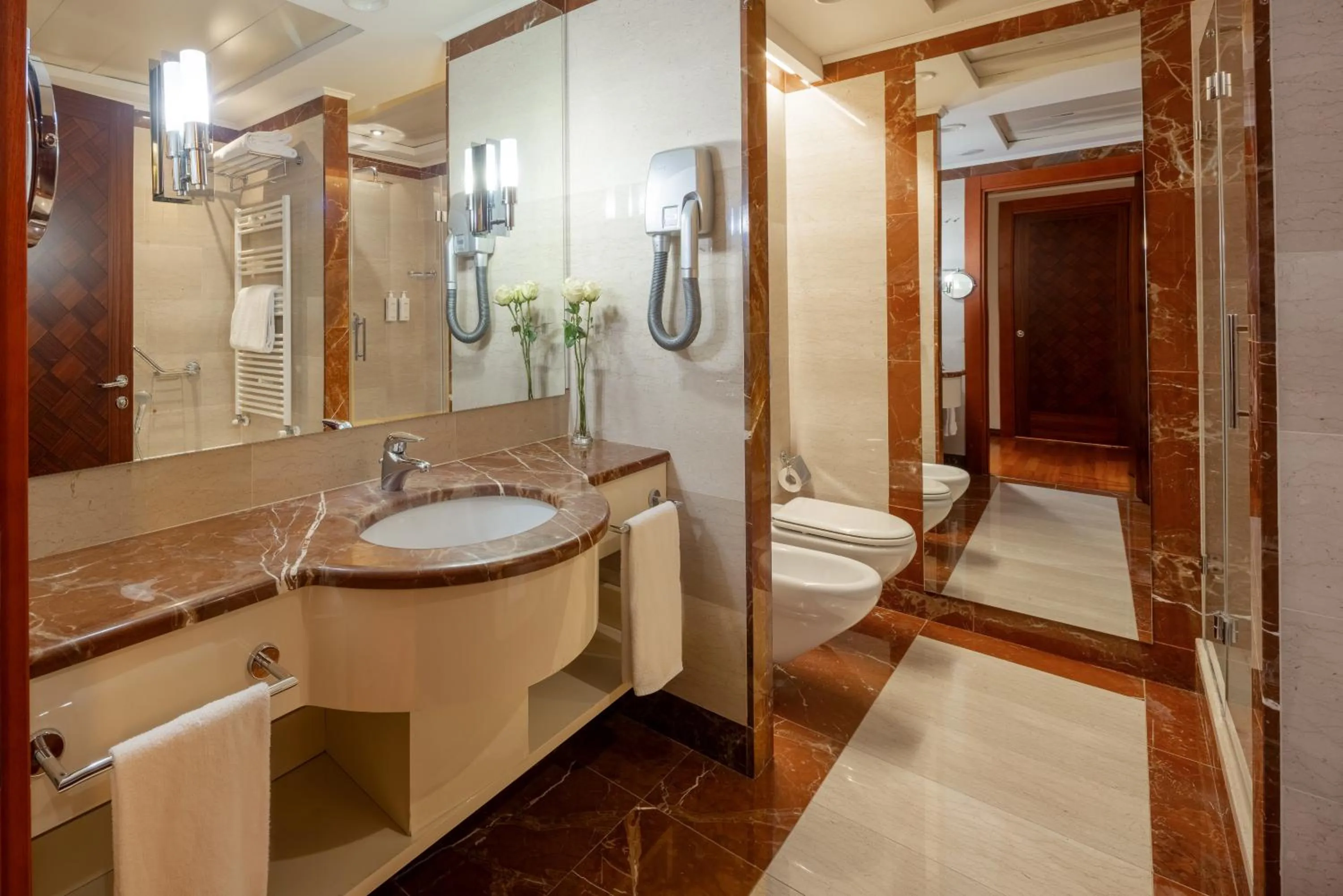 Bathroom in UNA Hotels Expo Fiera Milano