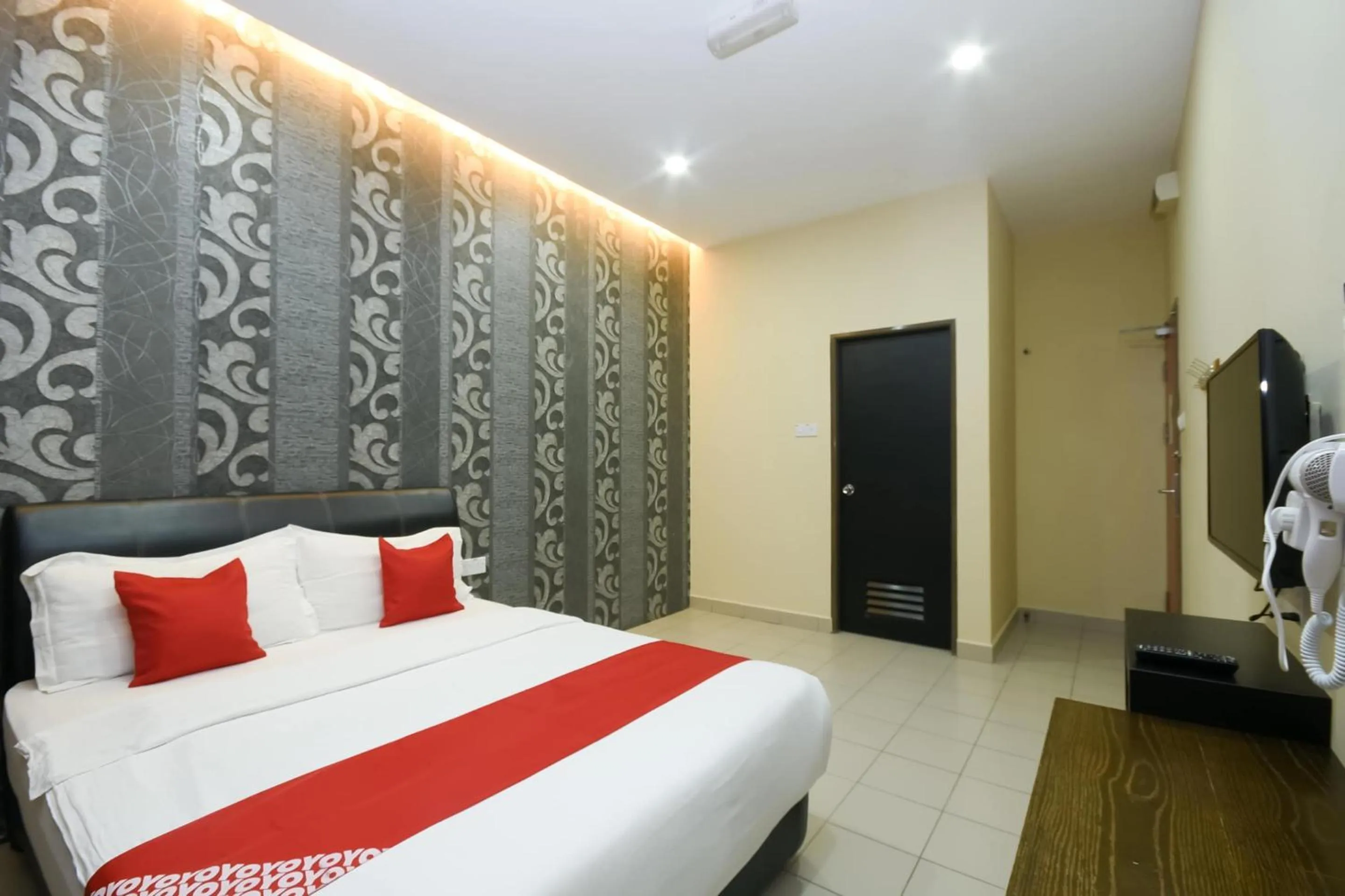 Bedroom, Bed in Hotel O Ys Inn