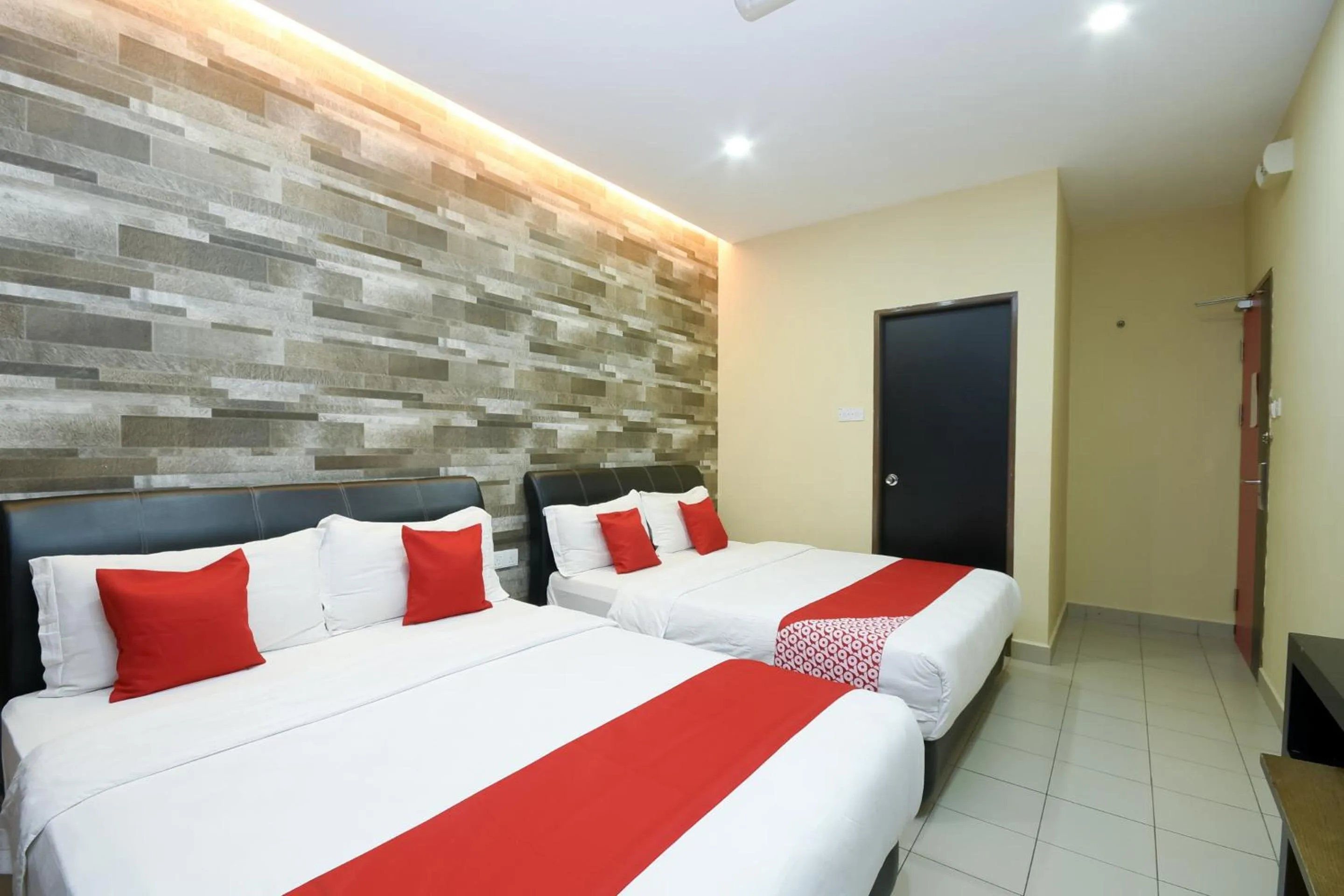 Bedroom, Bed in Hotel O Ys Inn