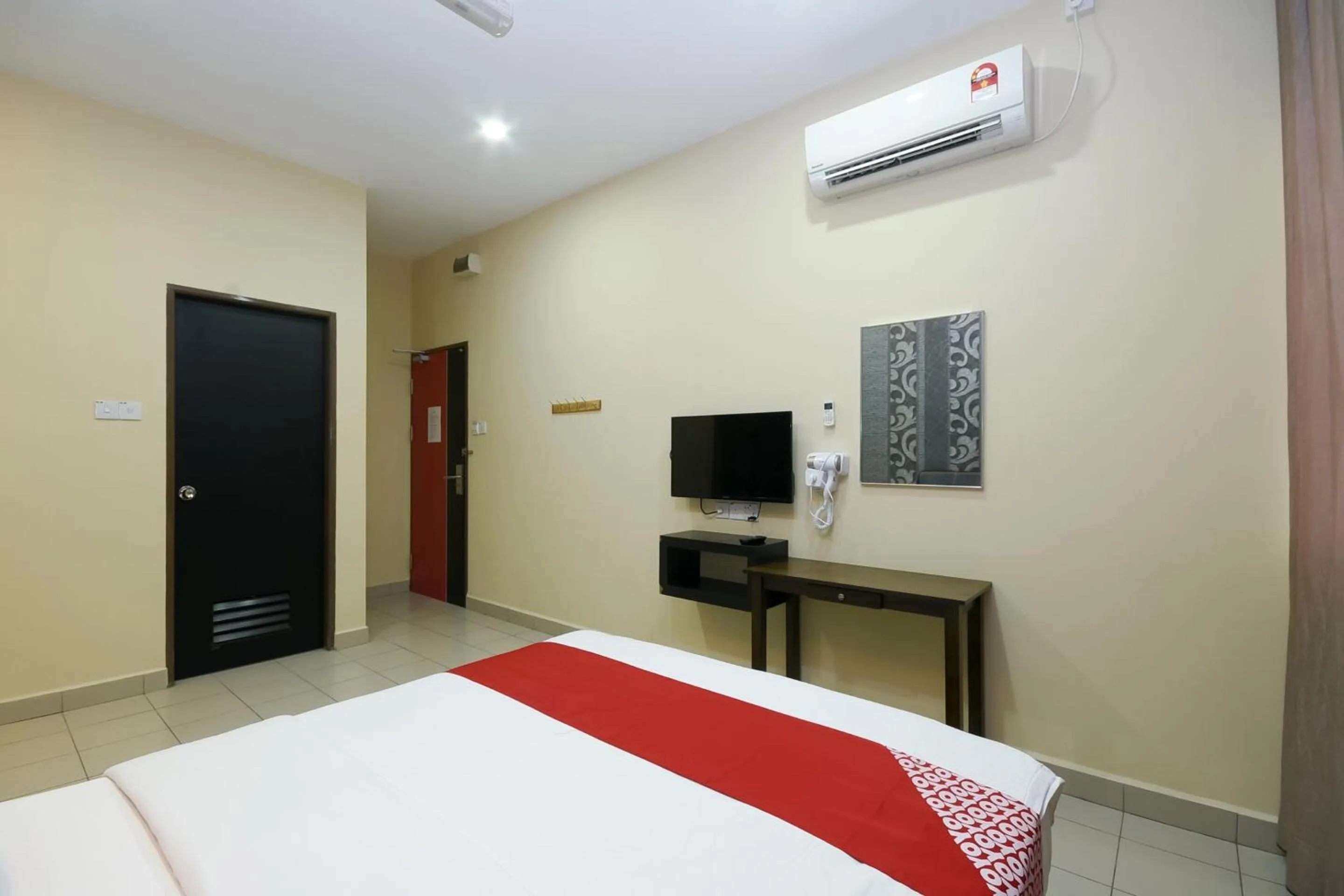 Bedroom, Bed in Hotel O Ys Inn