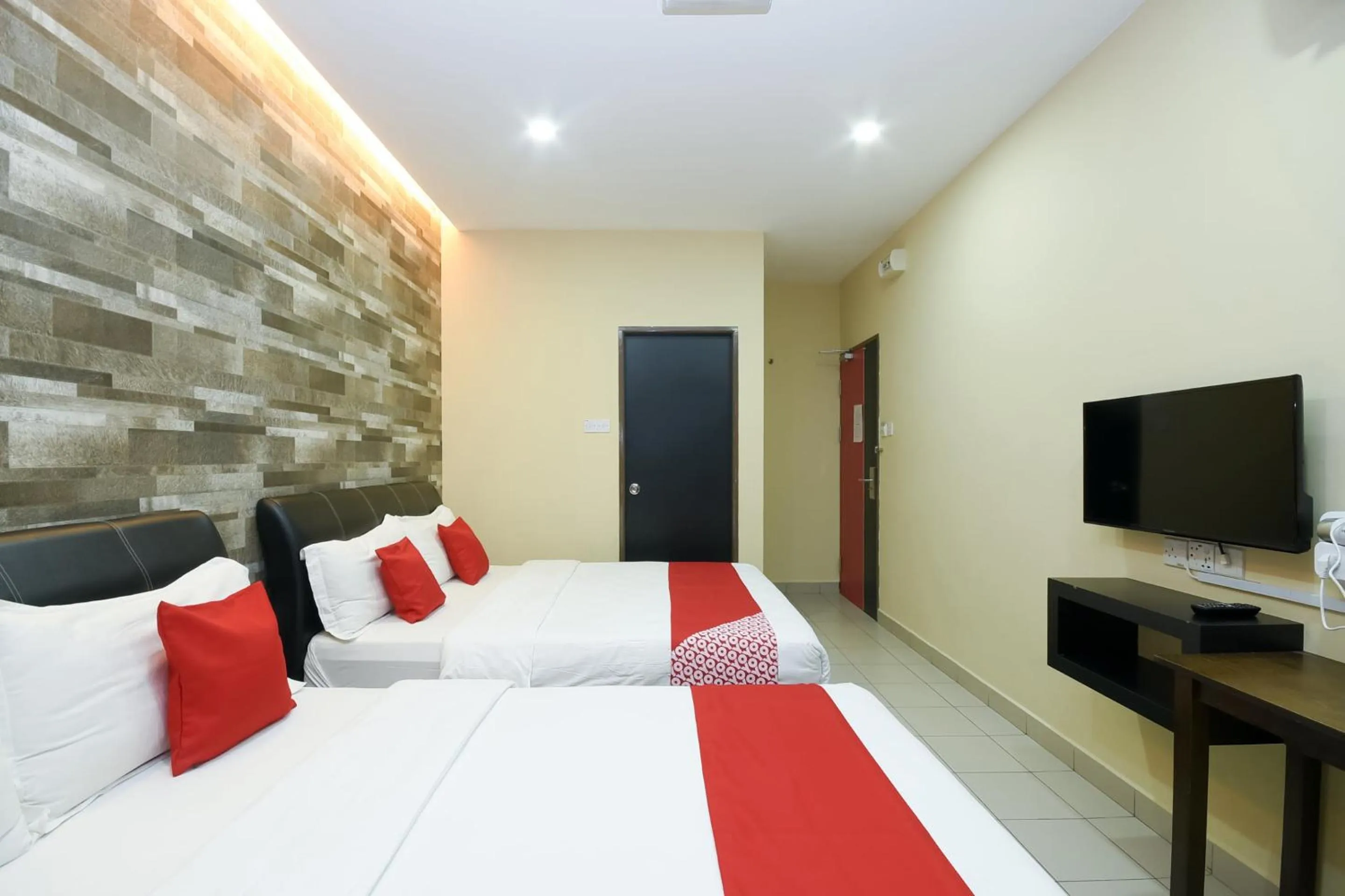 Bedroom, Bed in Hotel O Ys Inn