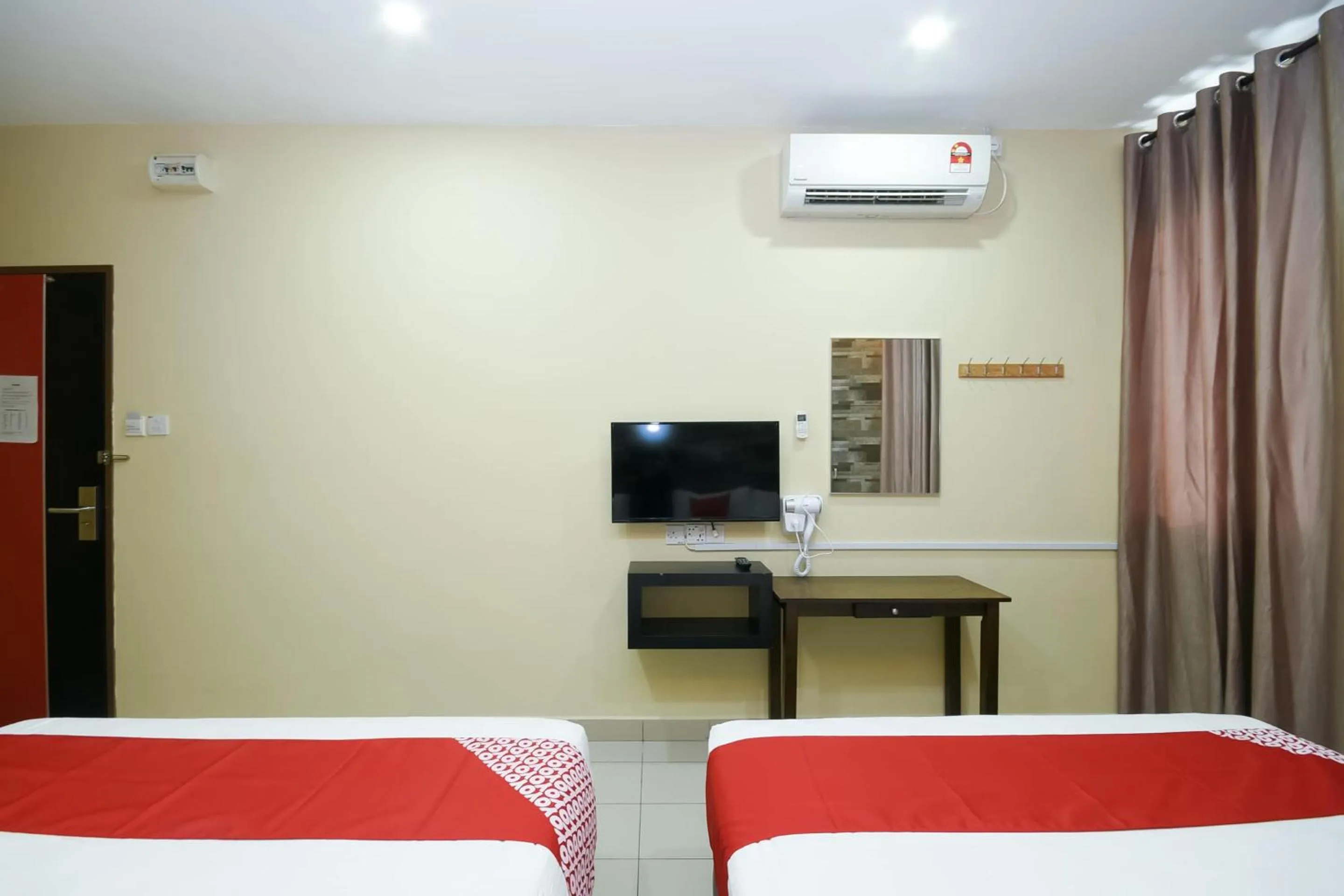 Bedroom, Bed in Hotel O Ys Inn