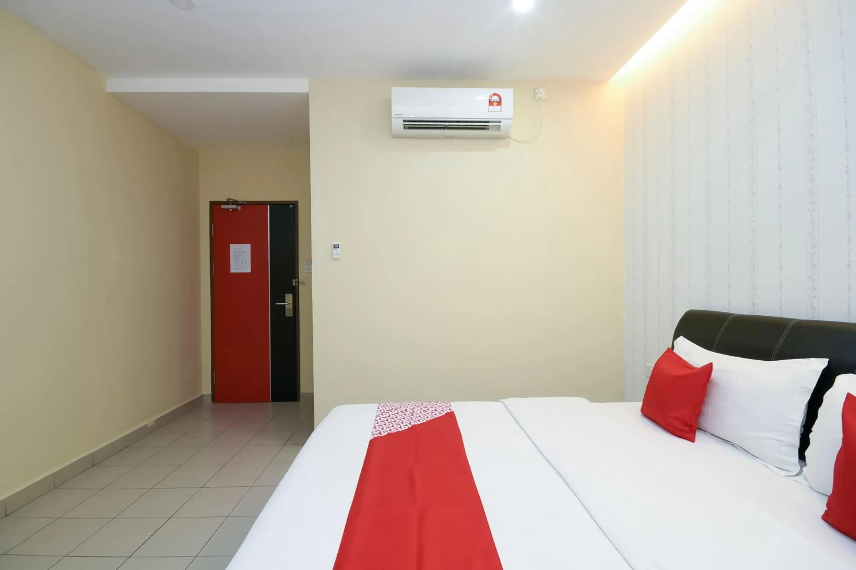 Bedroom, Bed in Hotel O Ys Inn