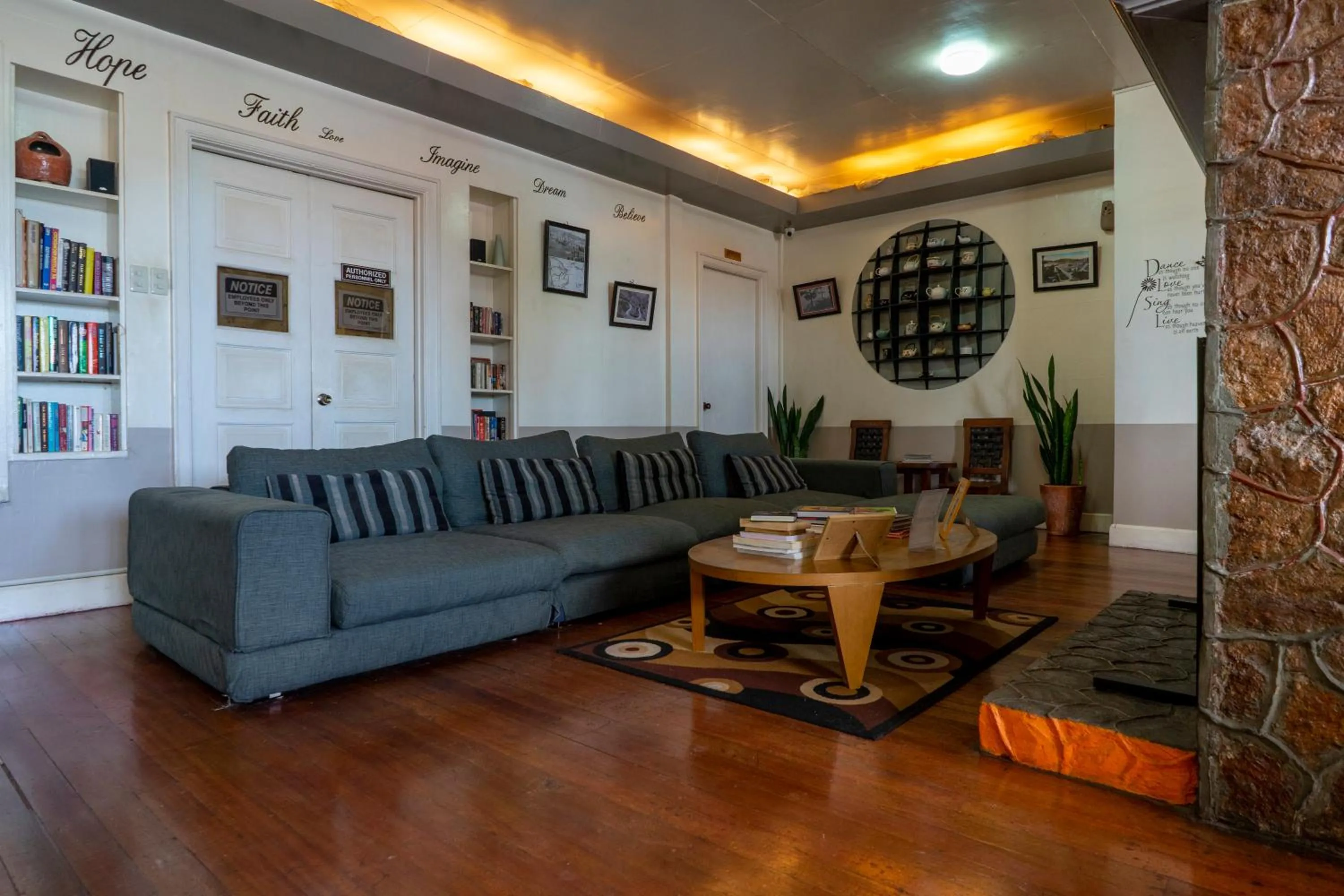 Living room in Old Orangewood Bed & Breakfast