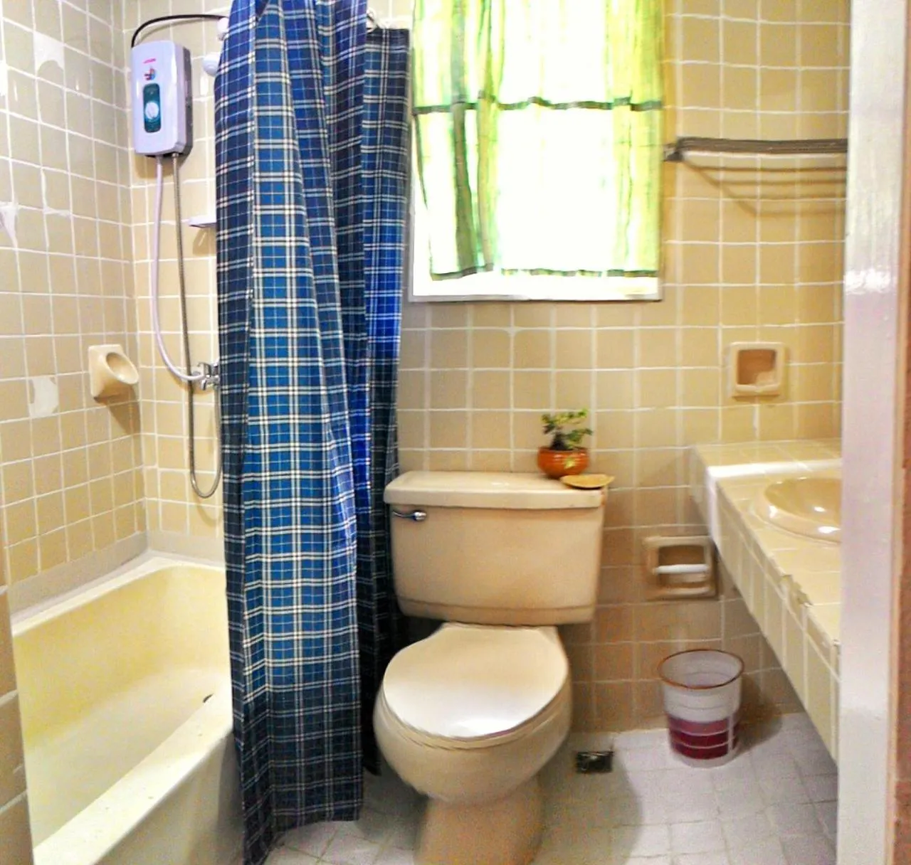 Shower in Old Orangewood Bed & Breakfast