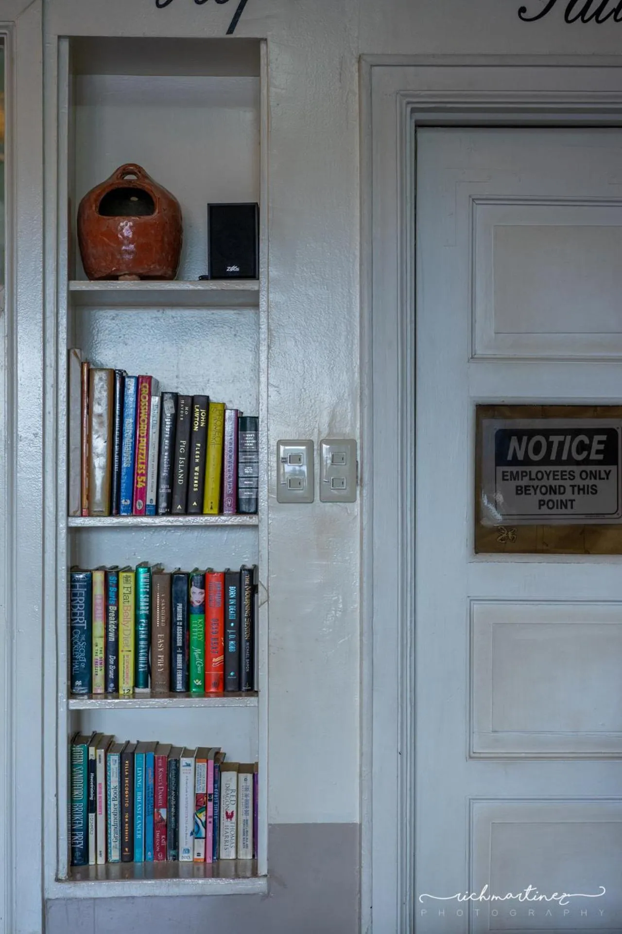 Library in Old Orangewood Bed & Breakfast