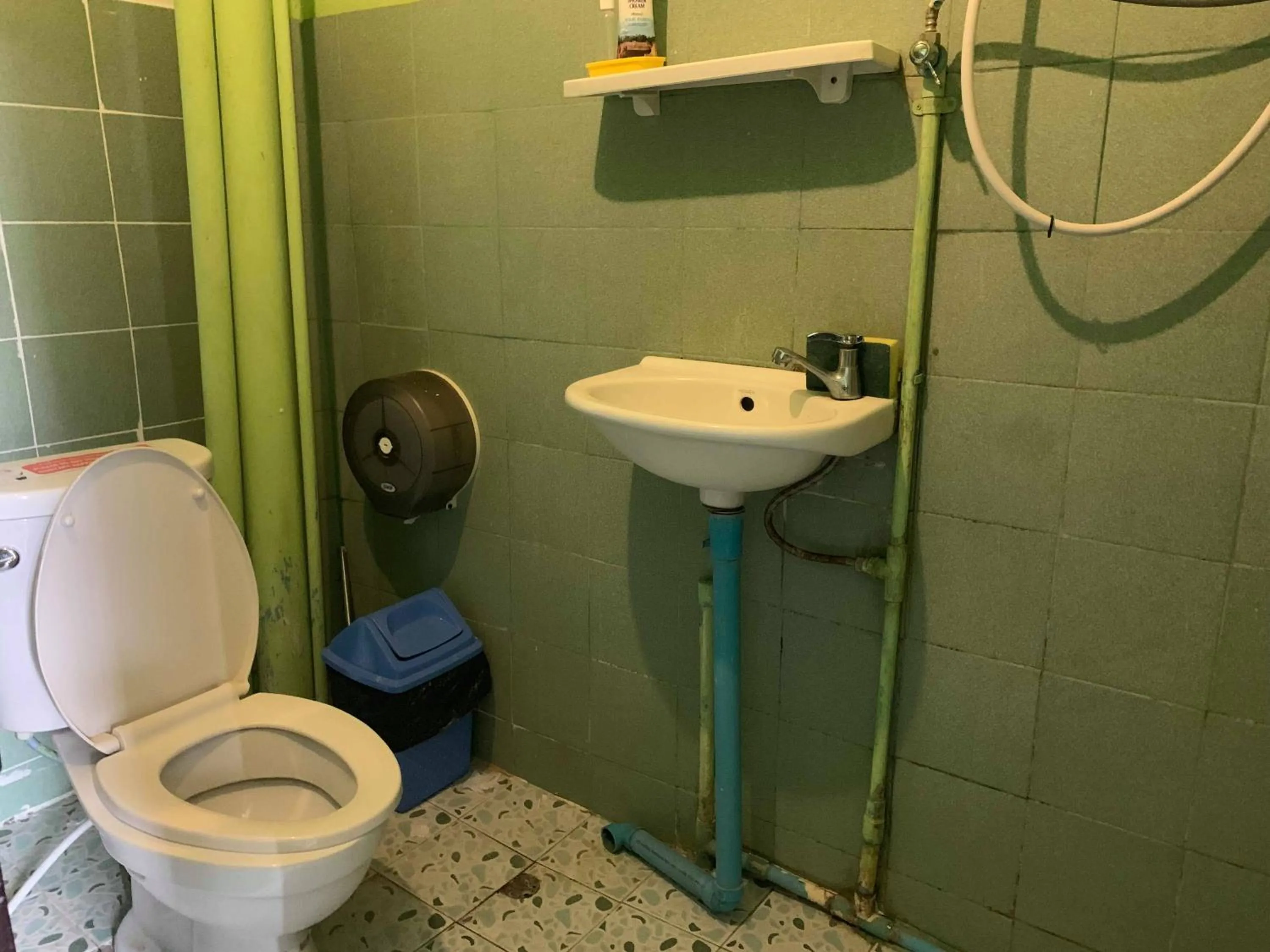 Bathroom in J Giant Hostel