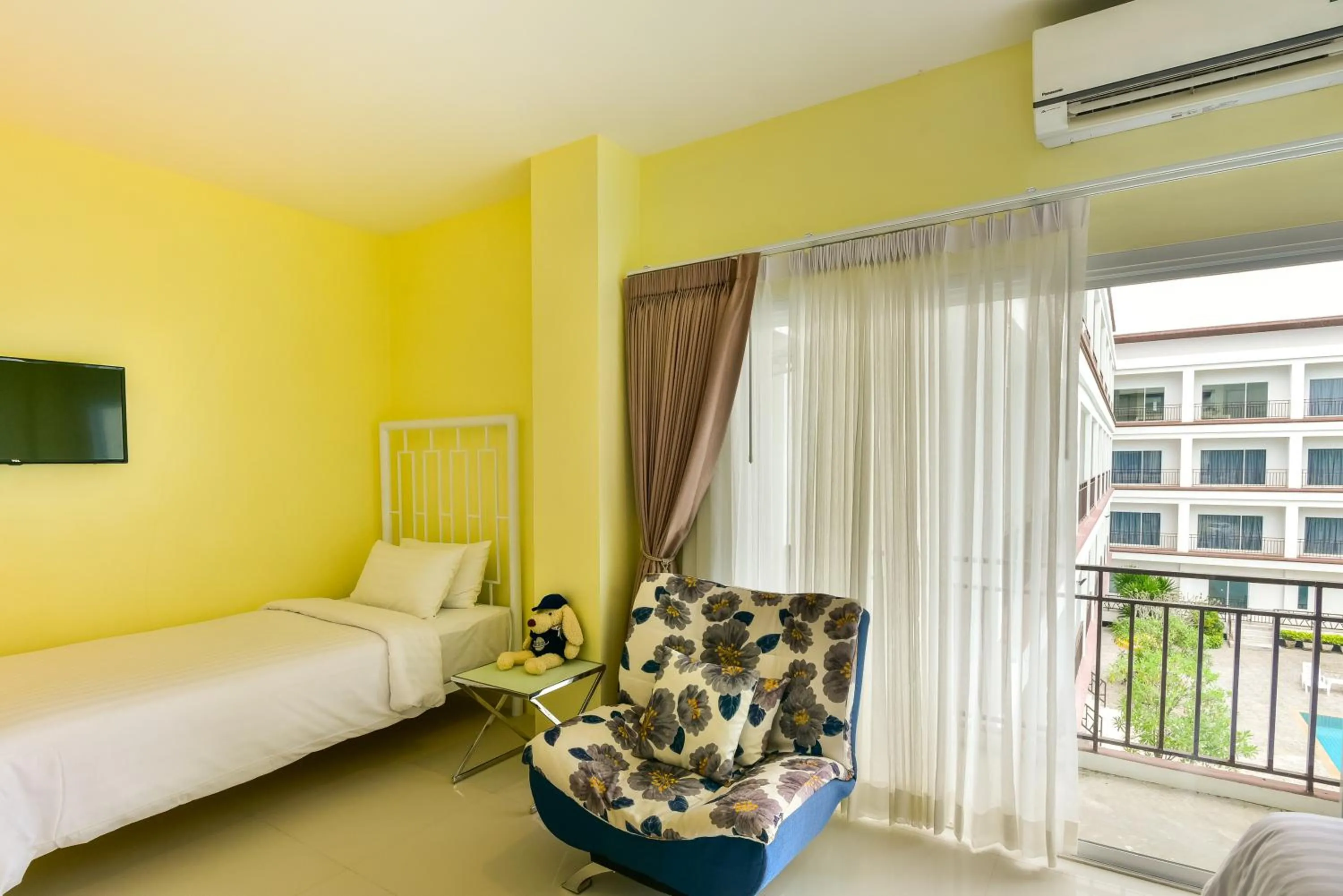 Living room, Bed in Southgate Residence Hotel - SHA Certified