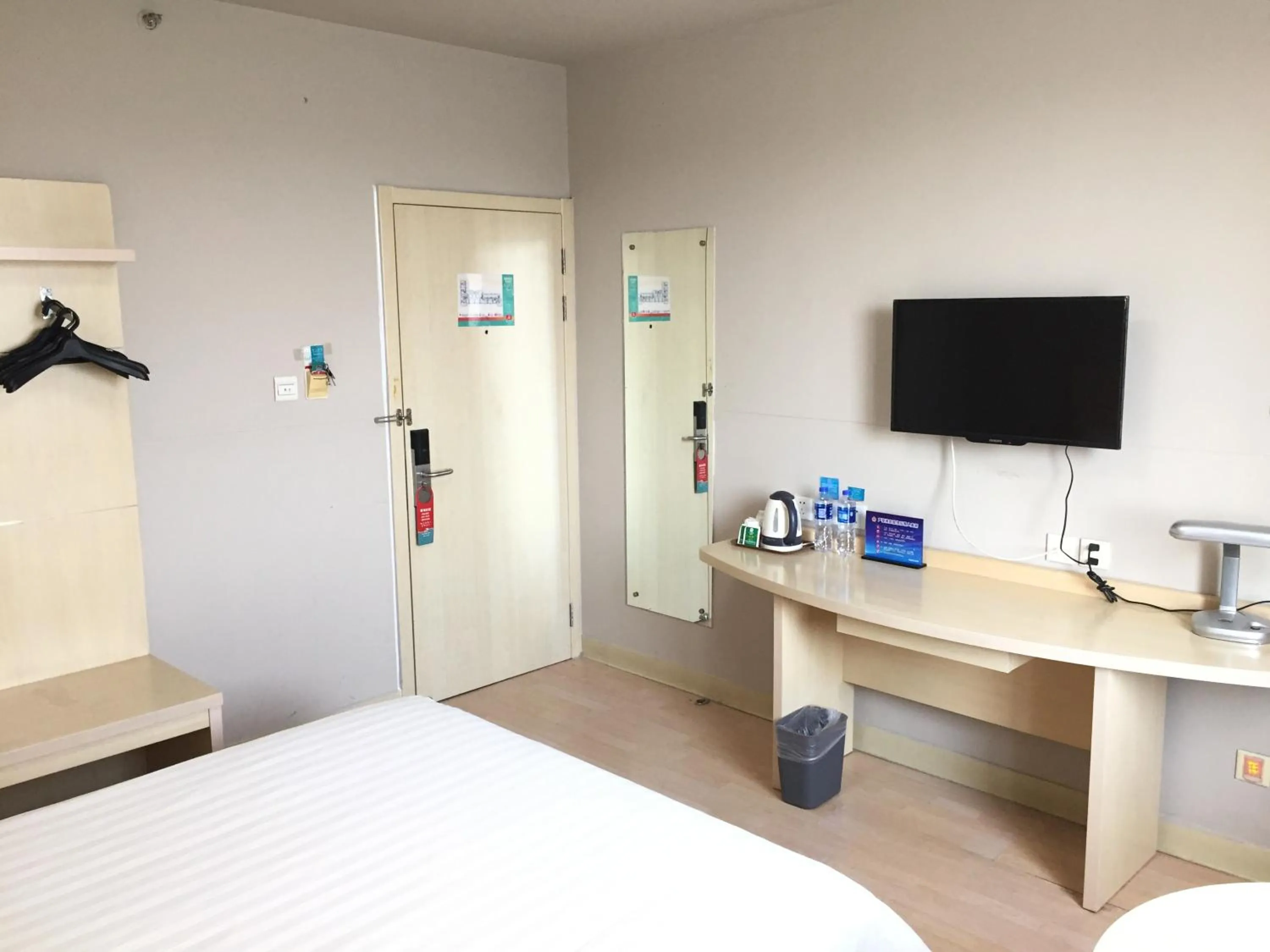 Photo of the whole room, TV/Entertainment Center in Jinjiang Inn Beijing South Station