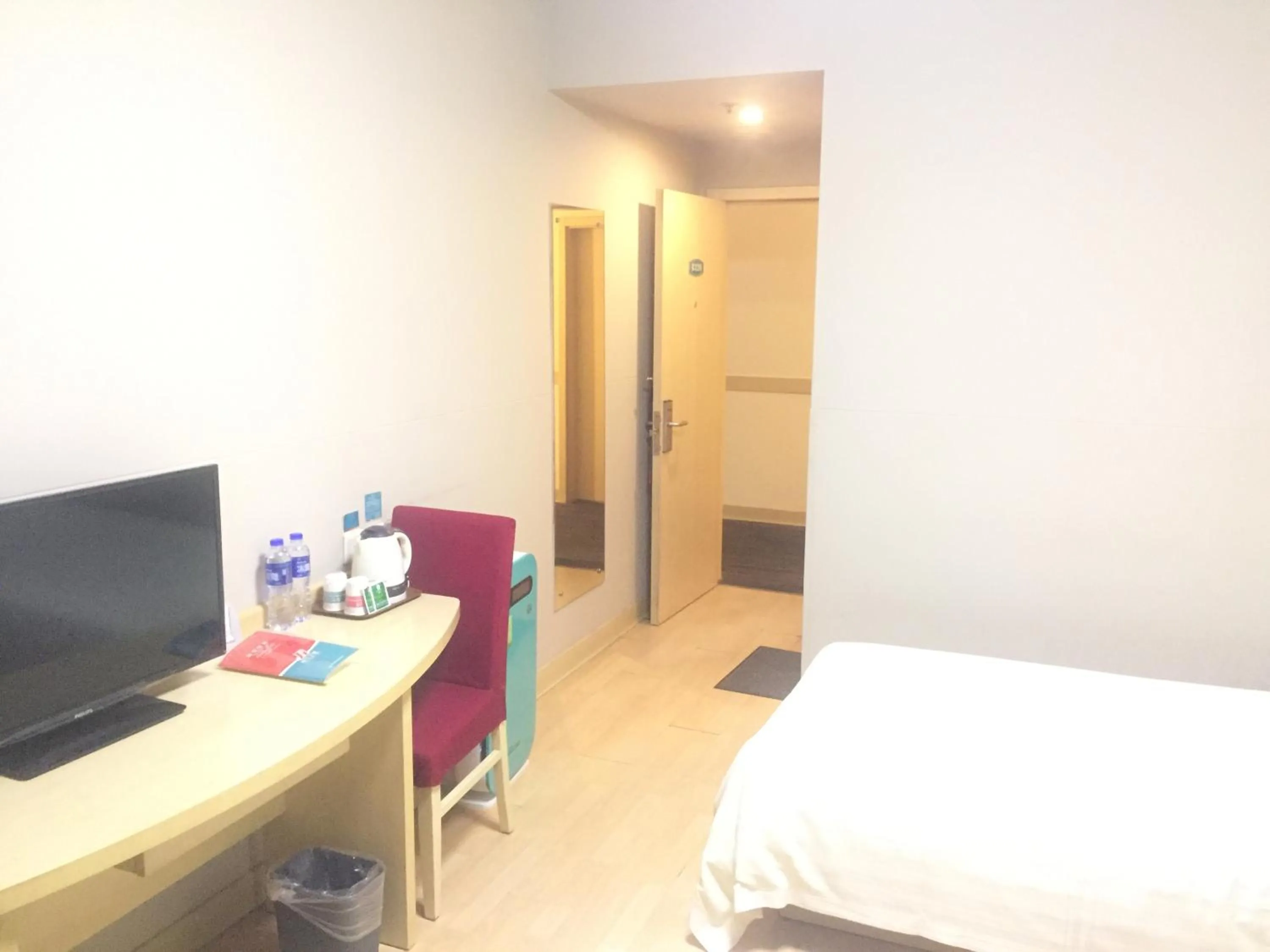 Photo of the whole room, TV/Entertainment Center in Jinjiang Inn Beijing South Station