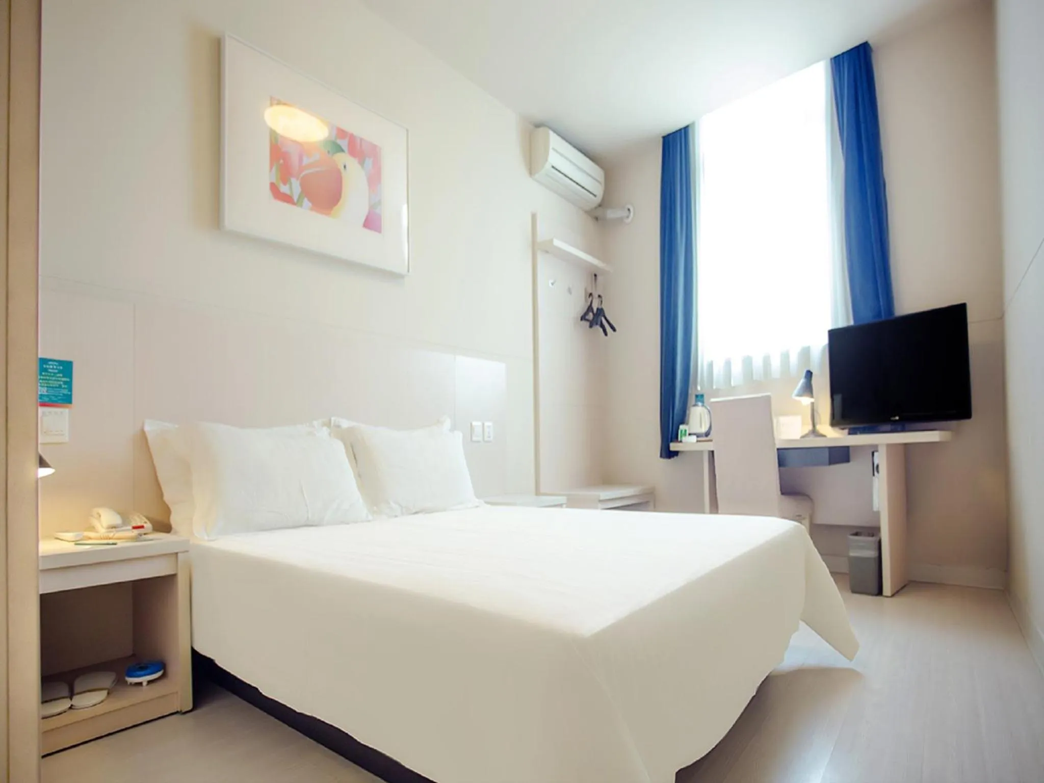 Living room, Bed in Jingjiang Inn Taiyuan Fuxi Street Wanda Plaza