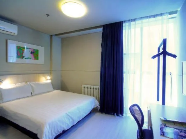 Bed in Jinjiang Inn Liaoning Chaoyang Railway Station