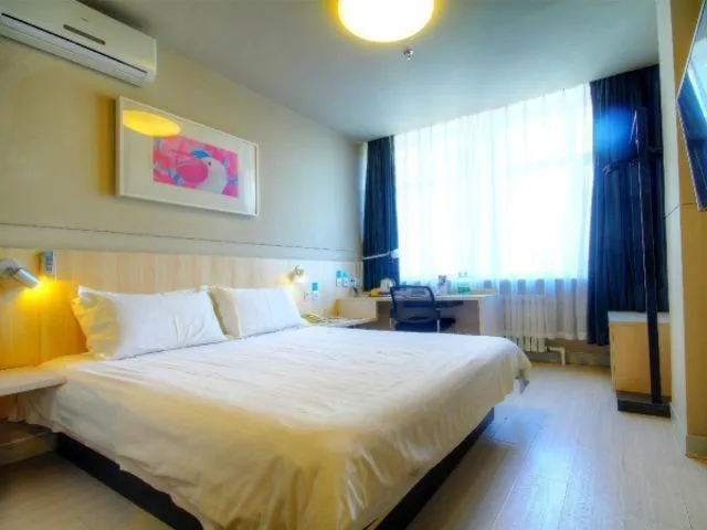 Bed in Jinjiang Inn Liaoning Chaoyang Railway Station