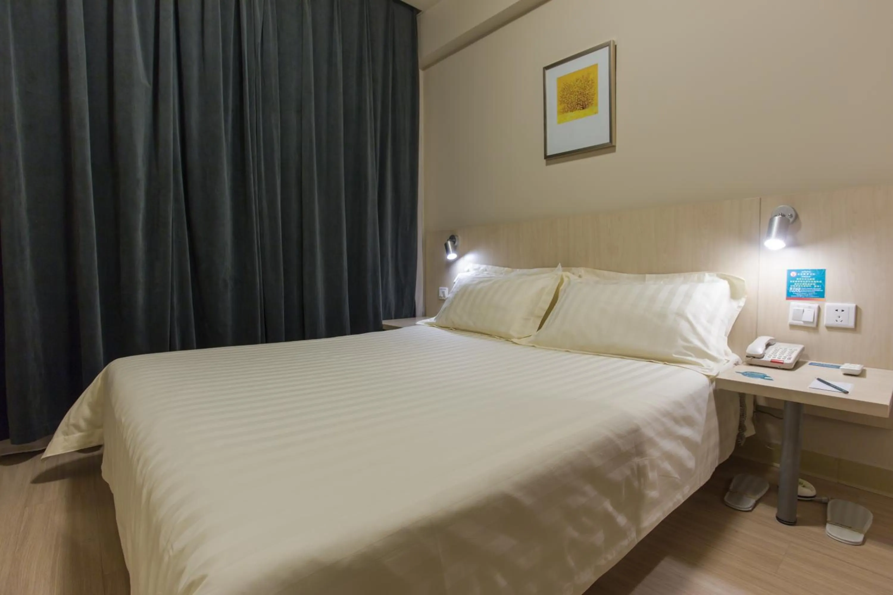 Bed in Jinjiang Inn Beijing Hepingmen