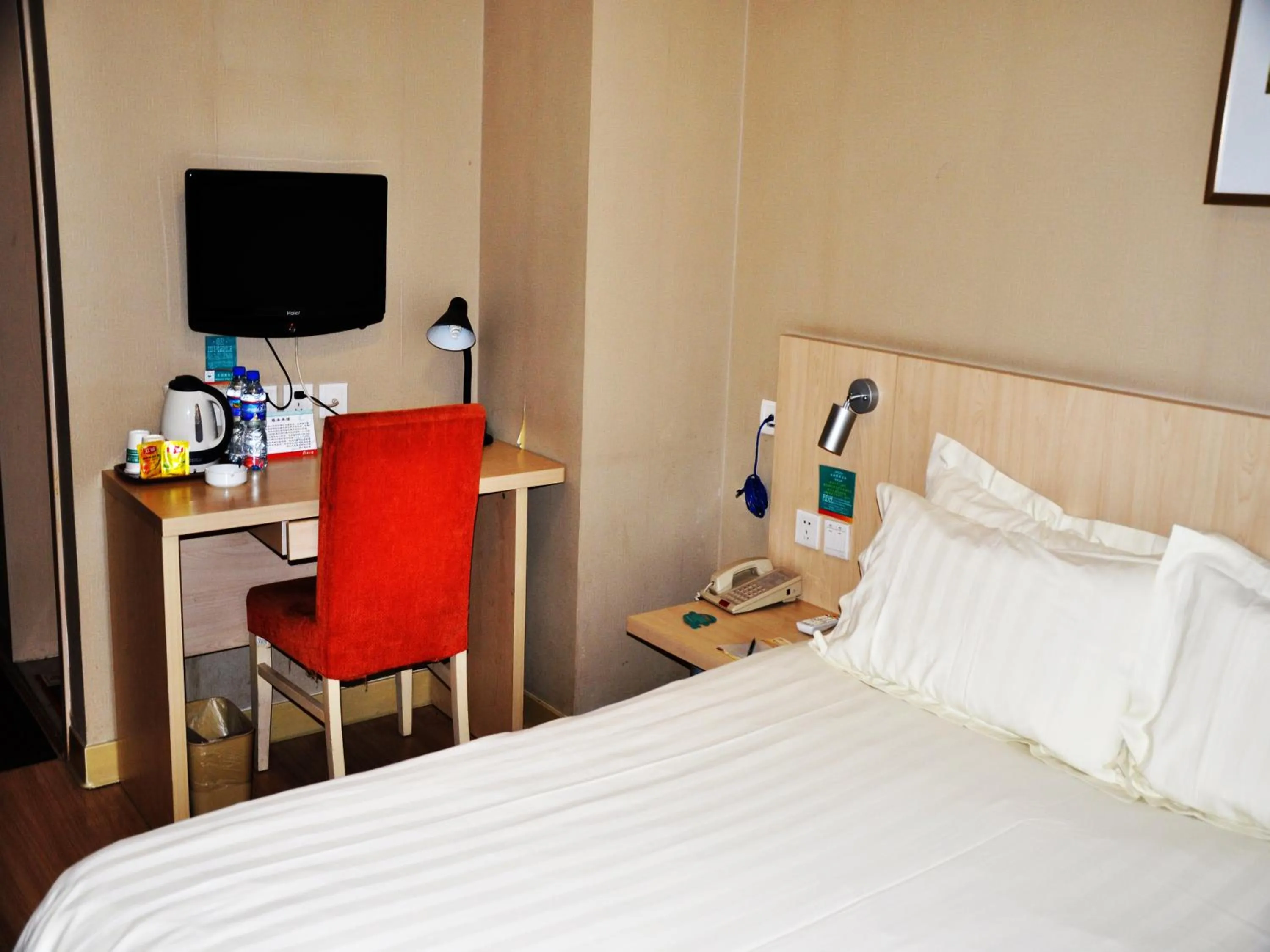 Bed in Jinjiang Inn Beijing Hepingmen