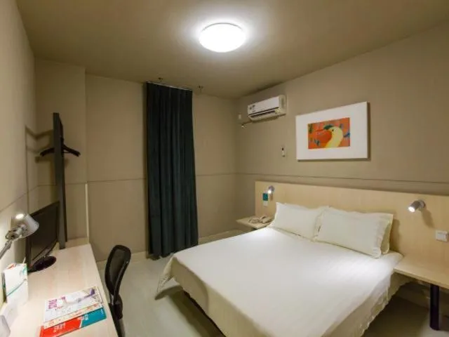 Bed in Jinjiang Inn Wuhan Jiangtan Nanjing Road Science Museum