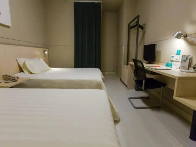 Bed in Jinjiang Inn Wuhan Jiangtan Nanjing Road Science Museum