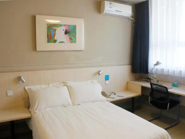 Decorative detail, Bed in Jinjiang Inn Xi'an Exhibition Centre Zhangba East Road