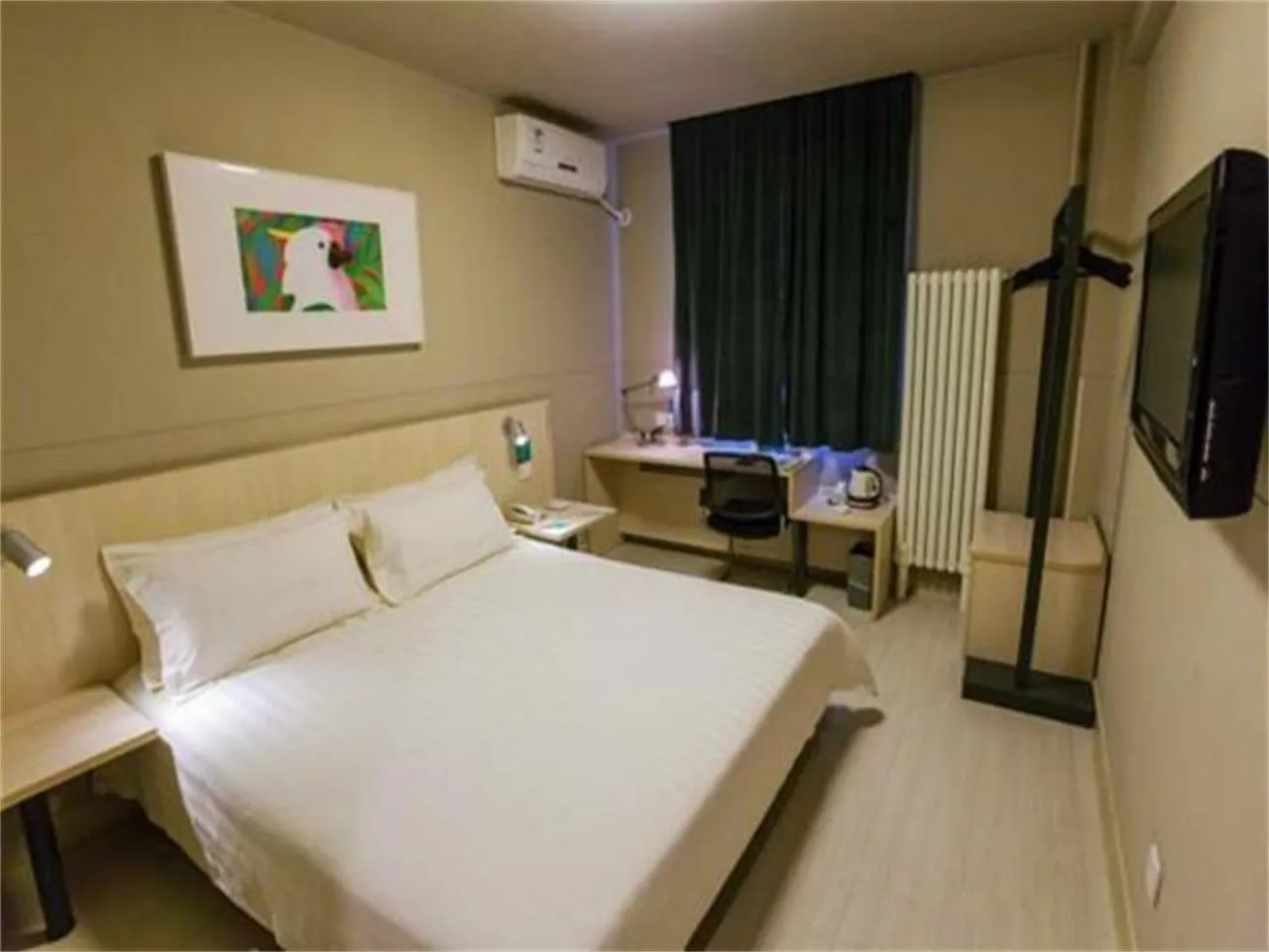 Photo of the whole room, Bed in Jinjiang Inn Beijing Zhushikou