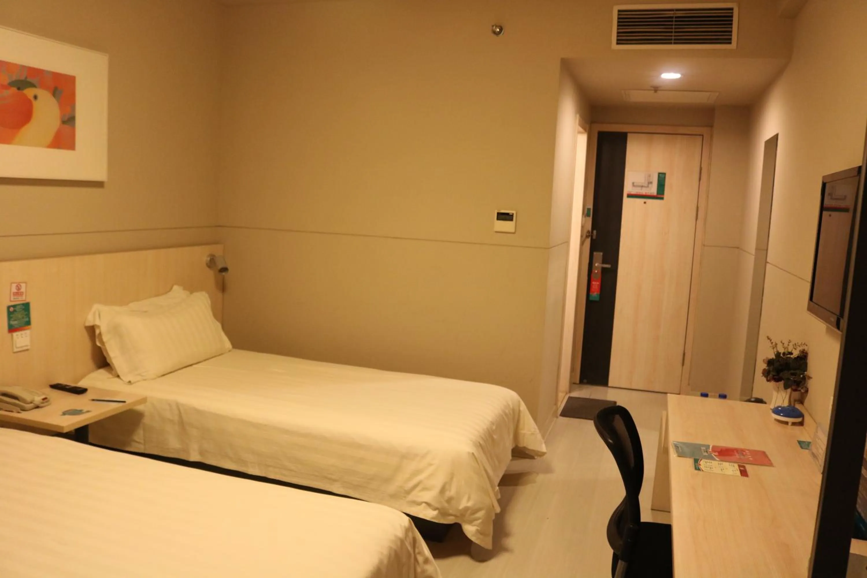 Property building, Bed in Jinjiang Inn Beijing Tongzhou Beiyuan Subway Station