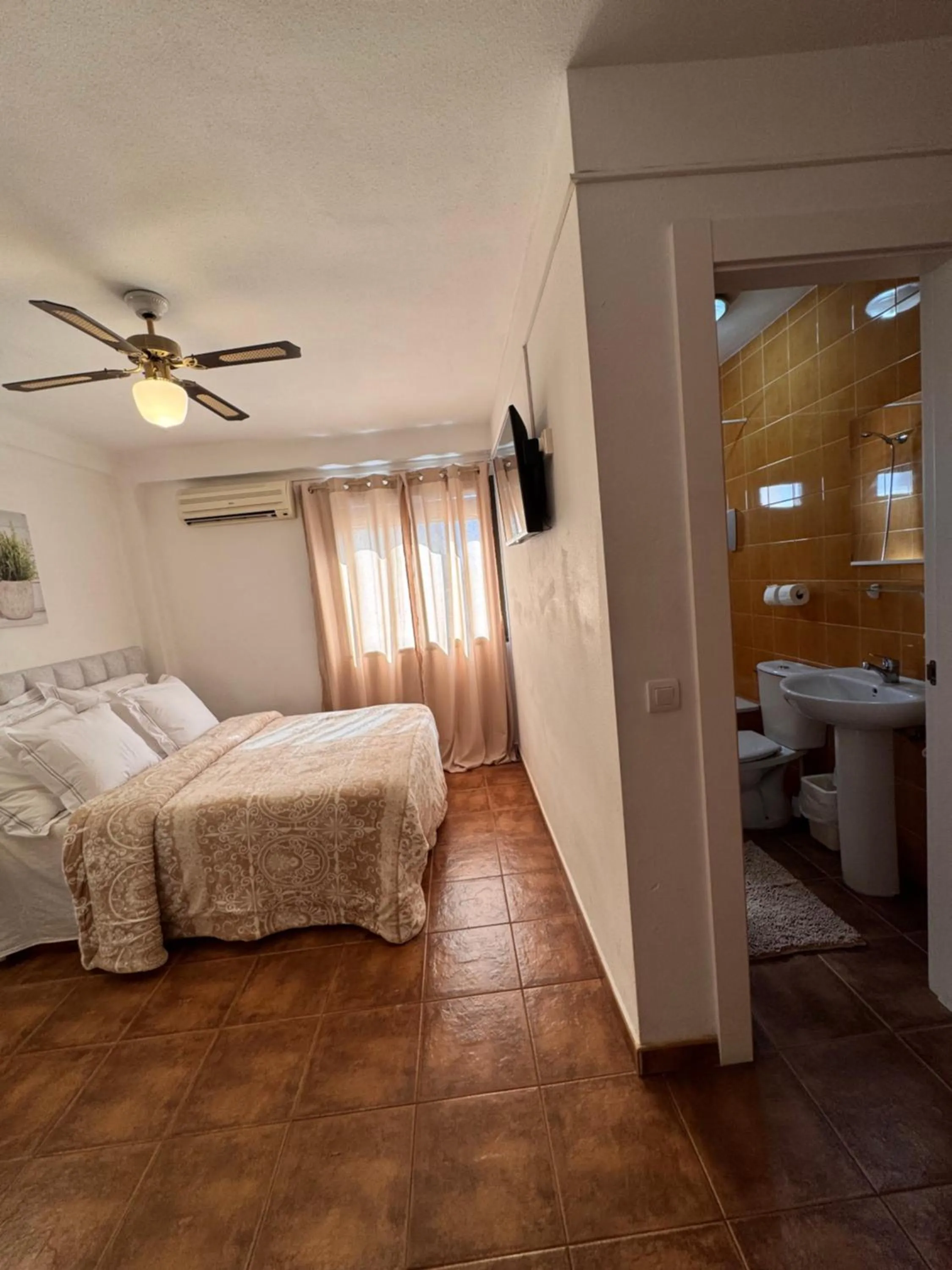 Toilet, Bed in Hotel Serramar