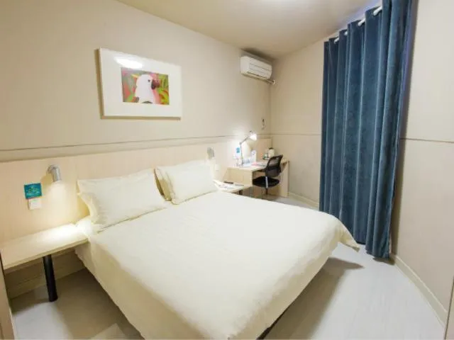 Bed in Jinjiang Inn Xinxiang Railway Station