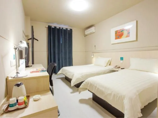 Bed in Jinjiang Inn Xinxiang Railway Station