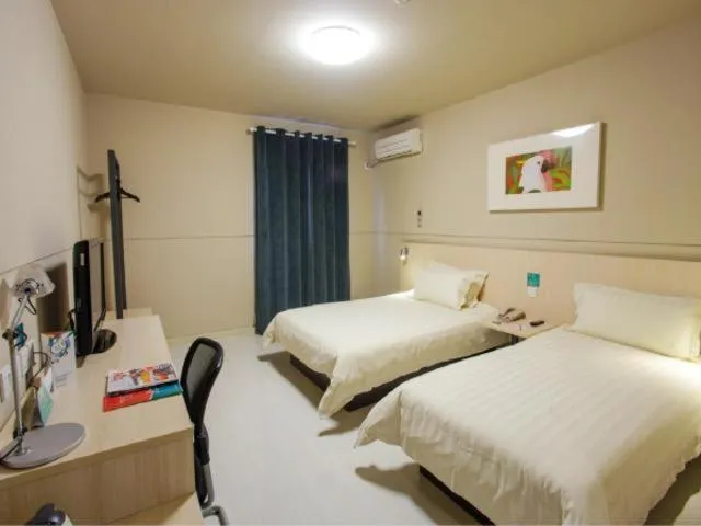 Bed in Jinjiang Inn Xinxiang Railway Station