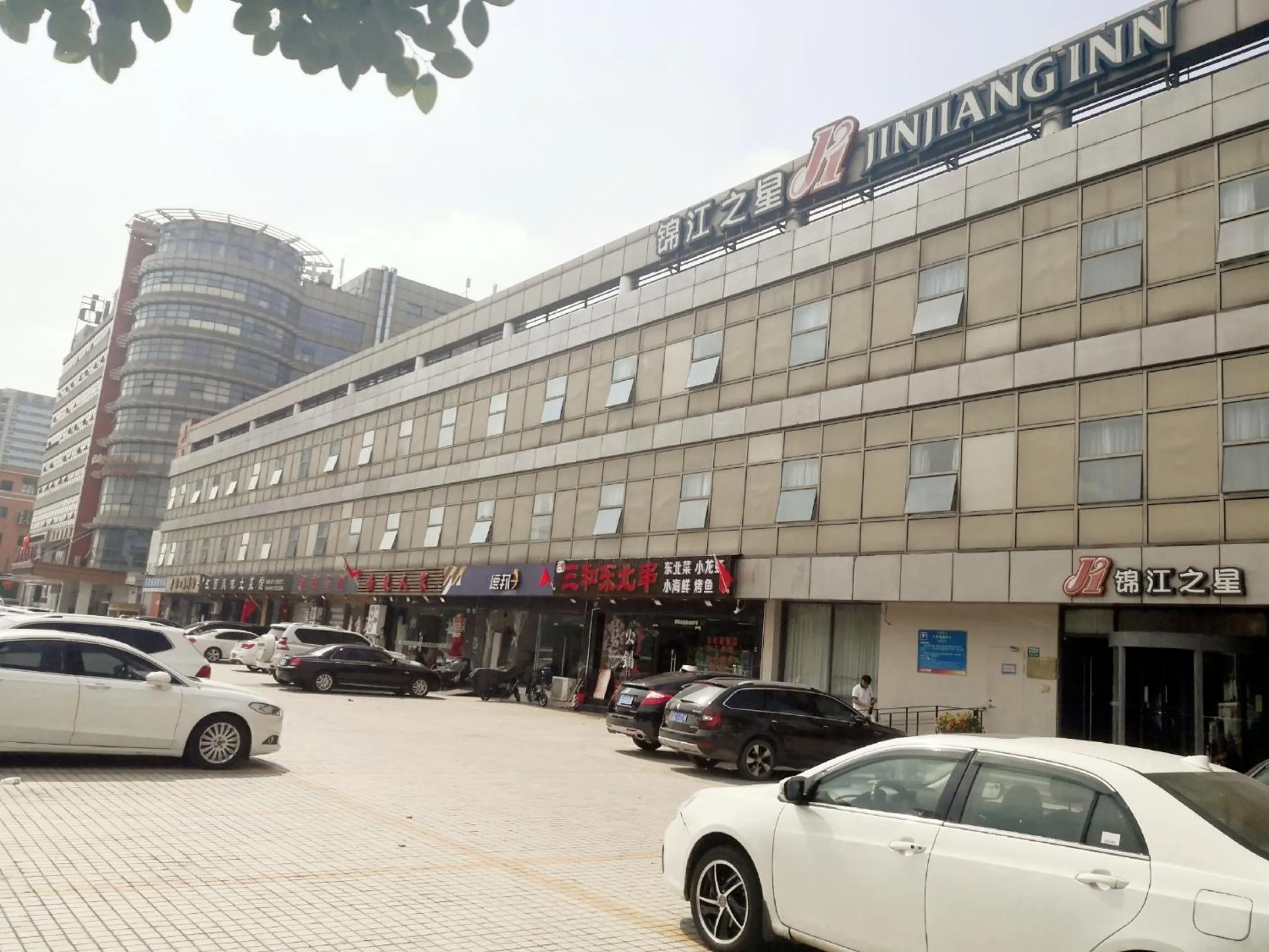 Parking in Jinjiang Inn Shanghai Light Textile Market Caoan Road
