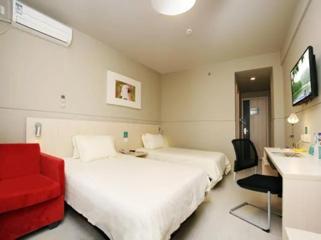 Bed in Jinjiang Inn Chengdu Baiguolin Subway Station