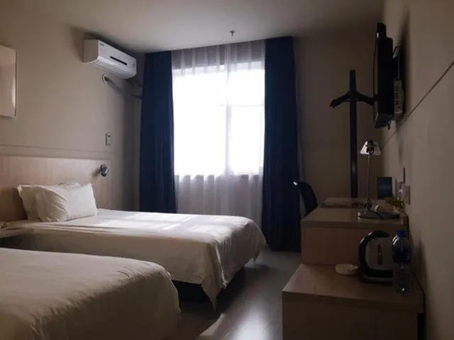 Bed in Jinjiang Inn Langfang High-speed Railwy Station Yinhe South Road