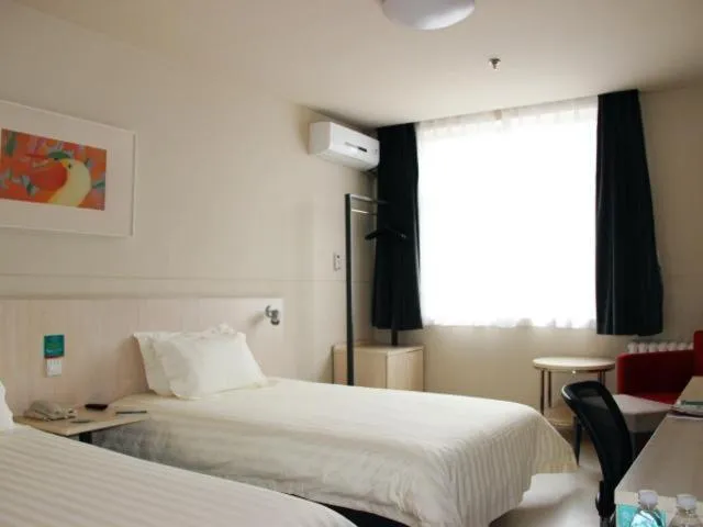 Bed in Jinjiang Inn Cangzhou Railway Station