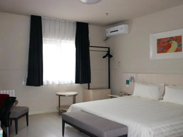 Bed in Jinjiang Inn Cangzhou Railway Station