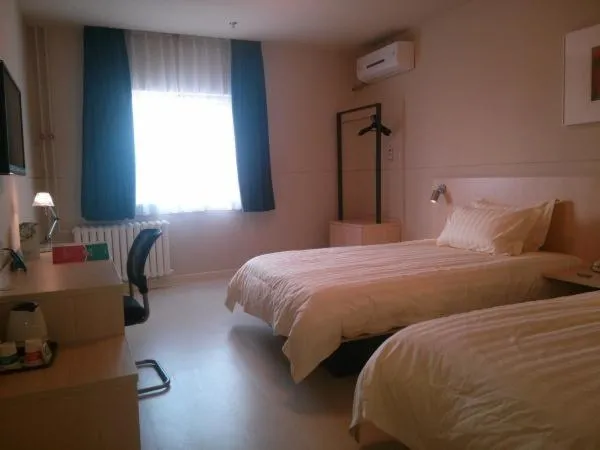 Bed in Jinjiang Inn Cangzhou Railway Station