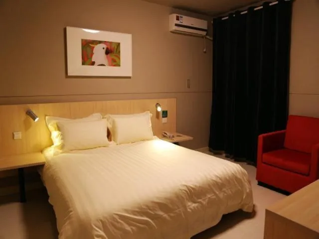 Bed in Jinjiang Inn Shanghai Zhangjiang Financial Information Park