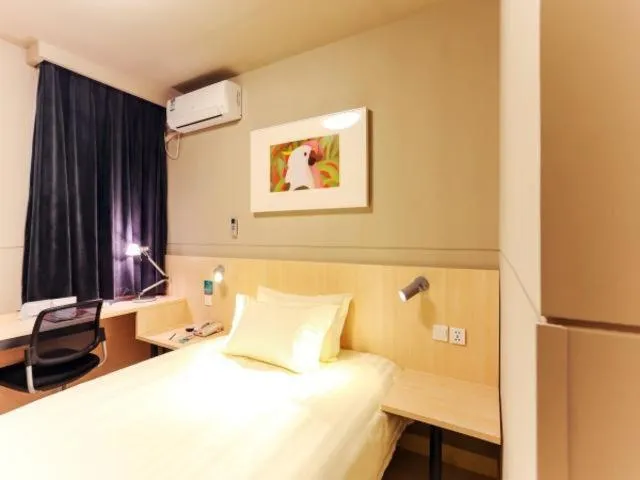 Bed in Jinjiang Inn Shanghai Baoshan Youyi Road