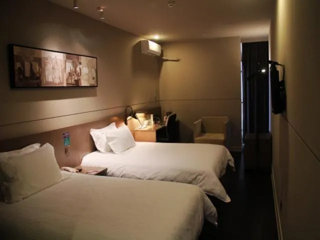 Bed in Jinjiang Inn Select Jiaxing Wanda Plaza
