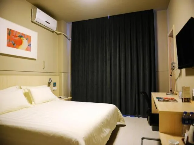 Bed in Jinjiang Inn Langfang Wanda Plaza