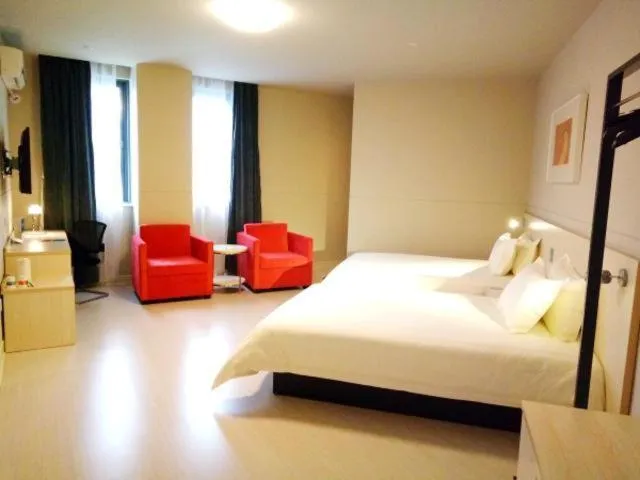 Bedroom, Bed in Jinjiang Inn Shanghai International Tourist Resort Xiuyan Road Subway Station